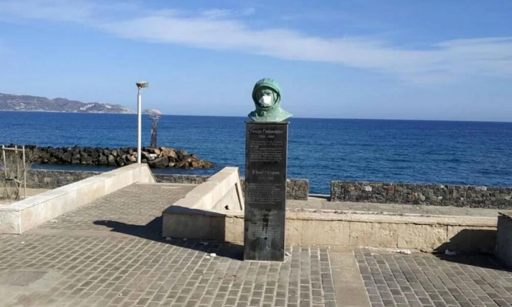 Κρήτη: Έβαλαν μάσκες και στα αγάλματα! (εικόνες)